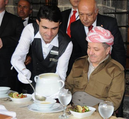 Bu arada otelinde dinlenmeye ekilen Barzani de le yemei srasnda grntlendi.
