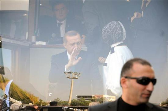 Youn gvenlik nlemleri altnda Kurueme mevkisi gzergahna doru hareket eden Babakan'n yer ald otobsn n sk sk vatandalarca kesildi.