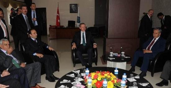 "10 yllk belediye bakanl dnemimde ilk defa sizi arlyoruz. Sayn Babakan her geldiinizde belediyemizde bir araya gelmi olsaydk, ifade ettiim projelerden bir tanesini sizden alacamz szle hayata geirseydik, u anda 10 projeyi daha yapm olacaktk. Ben gider ayak siz geldiniz" eklindeki szleri zerine Babakan Erdoan, "Biz grevden almyoruz ki" diye espirili bir ifade kulland. Bunun zerine Baydemir de "Sizde  dnem, bizde iki dnem" dedi.