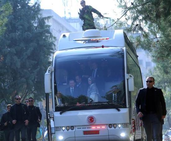 Vatandalar, Babakana yazdklar taleplerini ieren notlar ulatrmaya altlar. Youn ilgi nedeniyle bir kii fenalk geirdi.