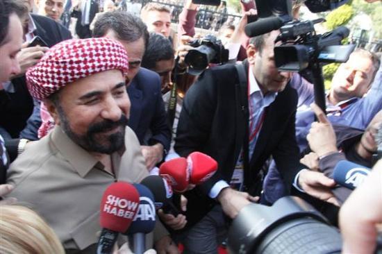 Valilik nnde bekleyen gazeteciler Perver ve Tatlses'e youn ilgi gsterdiler.