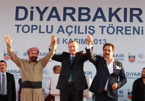 <p><b>PERVER: GEN GTTM, HTYAR DNDM</b></p>  ivan Perver krsde unlar syledi:  Gzel Diyarbakrmz bu ok gzel bir gndr. Gerekten tarihe gidecek dostluk kardelik sevdann gidecei bir gn.