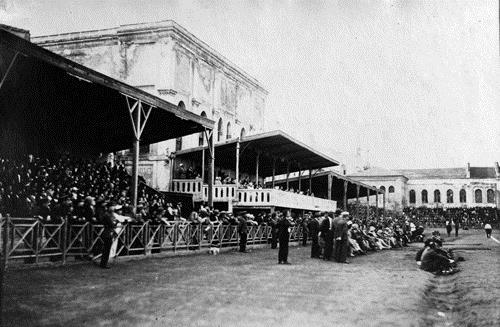 1940'ta ehir planlamacs Henri Prost'un nerisi ile klann yklmas, yerine konut ve sosyal etkinlik alanlar ina edilmesi kararlatrld.