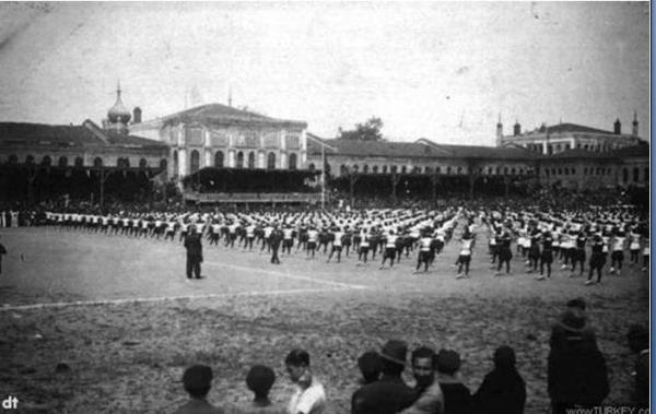 1940 ylnda stanbul Valisi ve Belediye bakan sfatyla Ltfi Krdar'n istei ve Avrupal ehir planlamaclarndan Henri Prost'un tavsiyesi zerine yklan klann yerine konut ve sosyal etkinlik alanlar ina edilmesi kararlatrld, fakat planlanan dzenlemelerin pek az yaplabildi