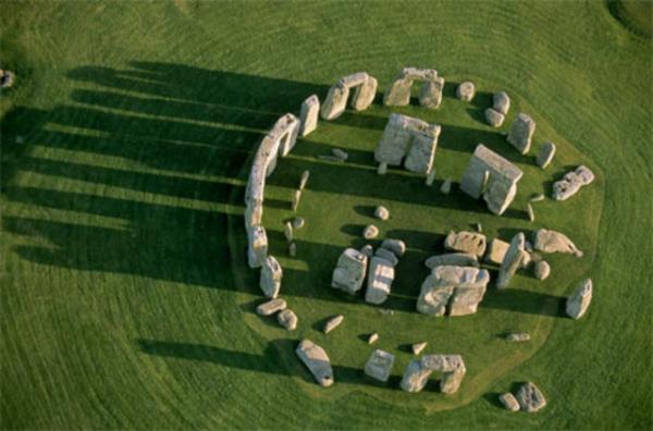 Ve Stonehenge... ngiltere'deki dnyann en eski sitelerinden biri... Dairesel biimde dizilen bu talar hakknda speklatif bilgiler var