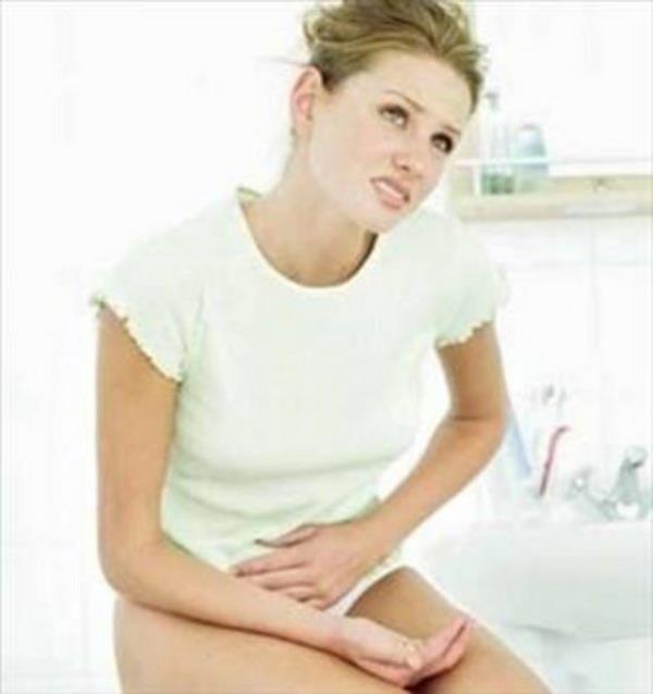 <p><b>HASTALIIN BELRTLER:</b></p>   Sa kaskta duyulan arlar iddetli olmasa da, hastay iinden alkoyacak kadar sknt verebilir. Ar genellikle ar g harcama, ar ya da barsaklara dokunabilecek bir yemek, rahatsz edici uzun bir yolculuk ya da inat kabzlk gibi durumlardan sonra grlr. Arya bulant, rme, bazen kusma, itahszlk, genel krklk ve kabzlk elik edebilir. Eer iltihap yakn organlara da yaylmsa ate hafife ykselebilir.