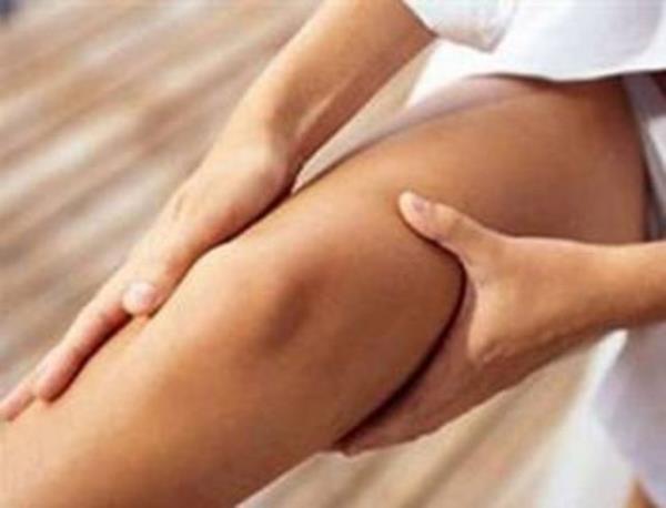 <p><b>MENSKS YIRTII:</b></p>   Menisks dokusu, ani dnme hareketleri bata olmak zere, dizdeki travmalar sonucu yrtlabilmektedir. Bu tahribat daha ok sporcularda grld iin menisks yrt bir sporcu hastal olarak grlmektedir. Ancak menisks rahatszlklar sadece sporcularda deil, dizini herhangi bir ekilde zorlam hemen hemen herkeste grlebilir.