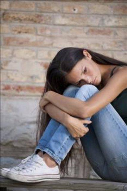 <p><b>HASTALIIN BELRTLER:</b></p>   Kendini zntl, deersiz, umutsuz, aresiz, hissetme, iinde boluk duygusu olmas, karar verme gl, konsantrasyon zorluu, bellek bozukluu, Daha nce zevk alnan i ve aktiviteleden zevk alamama, ite, okulda, aile ve arkada arasnda sorunlarn ortaya kmas, dier insanlardan uzaklama ve yalnz kalma istei, enerji azl, yorgunluk hissi ve abuk sinirlenme, uyku bozukluu, yeme bozukluu, nedeni belli olmayan ba, boyun, srt ars gibi vcudun deiik yerlerinde srekli arlar hissetme.