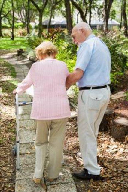 <p><b>HASTALIIN BELRTLER:</b></p>   Hastalar ounlukla srt, bel arlar gibi ikyetlerle doktora bavururlar. Hatta ilk krk meydana gelinceye dek herhangi bir bulgu vermeyebilir. lk omurga krndan sonra yeni bir krk olma olasl 5 kat artar.