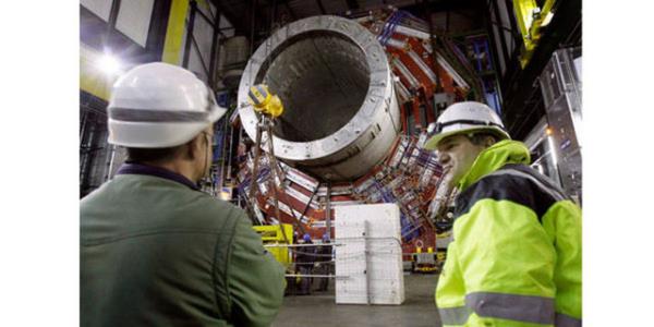 <p><b>Kara Delik Felaketi</b></p>    Byk Hadron arptrcs 2009'un Eyll aynda altrldnda, baz bilim insanlar en gl atom paralaycsnn dnyann iinde bir kara delik oluturacana inanmt...