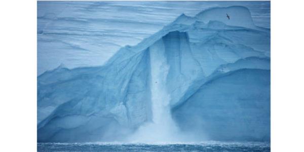 <p><b>Buz Felaketi</b></p>    "Nihai Felaket" adl kitabnda yazar Richard Noone, 5 Mays 2000 tarihinde mkemmel bir hizaya gireceklerine inand gezegenlerin buzullar ekvatora ynlendireceini ileri srmt...