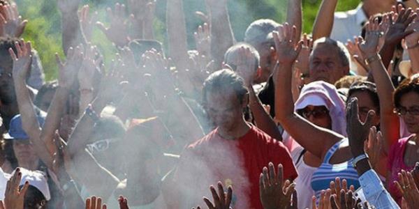 Dnyann Lucifer'n ateleri ile yok olacana inanan "Cennetin Kaplar" adl bir dini topluluun 39 yesi, kuyruklu yldzn Dnya'ya en yakn olduu anda toplu intihar etti...