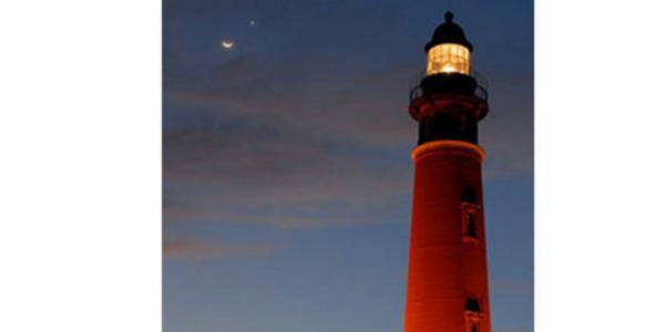 <p><b>Gezegenlerin Dizilii</b></p>    Resimde 27 ubat 2009 tarihide Florida'daki Ponce Inlet deniz fenerinin tepesinde yan yana gelen Ay ve Vens grlyor...