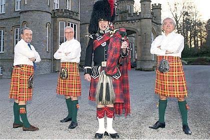 talya'da etek giyen erkekler tutuklanr.