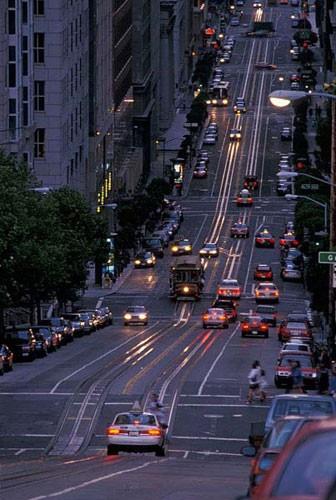 Kaliforniya'da pibir motorlu tat, srcs yokken saatte 75 km'den fazla srat yapamaz. Hayvanlarn tavernalar ve okullara yakn alanlarda iftlemesi yasak. Hareket halindeki bir motorlu aratan hayvanlara ate amak yasak. Bu yasann tek istisnas balinalar.Arcdia kentinde, tavuskularnn yolda gei stnl var. Baldwin Park'ta havuzda bisiklet kullanmak yasak.