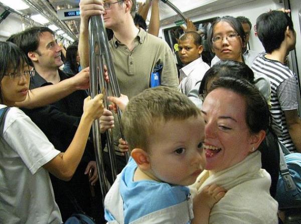 Singapur'da metrolarda sakz inemek yasaktr.