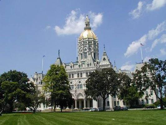 Connecticut'te bisikletle saatte 90 km'den fazla srat yapmak yasak. New Britain kentinde, yangna bile gitse, itfaiye arabalar saatte 40 km'den fazla srat yapamazlar. Hartford'da, bir kimsenin ellerinin stnde kardan karya gemesi yasak. Los Angeles'ta, bir erkein eini 5 cm'den daha kaln bir kemerle dvmesi yasak.