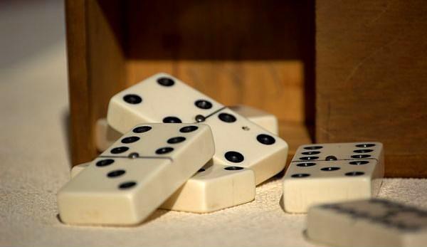 ABD Albama'da Pazar gnleri domino oynamak yasaktr. Albama'da yayorsanz kilisede sahte byk takip komiklik yapamazsnz.