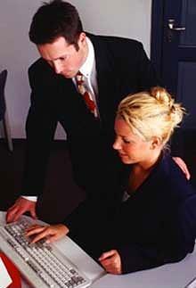 California'nn Pasedena blgesinde sekreterin patronuyla yalnz kalmas sutur.