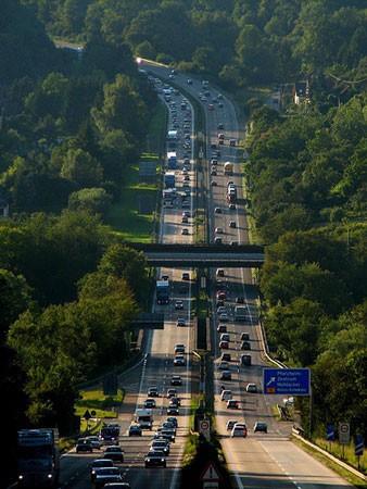 Almanya'da benzininiz otobanda biter de yol ortasnda kalrsanz, bu kanunlara aykr. nk Almanya?da otobanda "durmak" yasak. Aratan inip yryerek yola devam etmek isterseniz, bu da su kapsamna giriyor; nk Almanya?da otobanda yrmek de yasak.