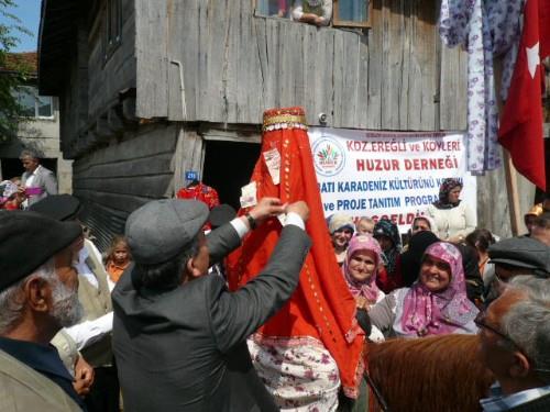 <p><b>DI GVEY EVLL:</b></p>   Son zamanlarda, bir Japon televizyonunun patan aracl ile Trkiye'ye e semeye gelen Kuni Nakazon'a gsterilen ar ilgi,Trk erkeklerinin ''d gveyilik'' konusuna ilgi duyduklarn, hatta istekli olduunu ortaya karmtr.