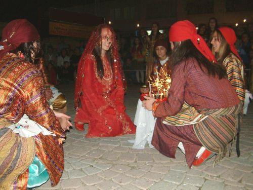 <p><b>YETM EVLL:</b></p>   Anne ve babas lm, kardeleri olmayan bir delikanl veya kzn, ileride kimsesiz kalmamas iin yakn akrabalarndan biriyle evlendirilmesidir. Bu evliliin temelinde yardmseverlik ve sosyal dayanma arzusu yatmaktadr.