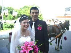 <p><b>LAN YOLUYLA E SEME (EVLENME):</b></p>   Son zamanlarda, gazete, dergi, televizyonlarn teletext sayfalarna ve internete ilan vererek e seme yoluna gidildii ska grlmektedir. Ortak noktalarda birleenler, ilan gerekletiren arac kurumun destei ile bir araya gelip konuup anlatktan sonra, evlilik karar verir.