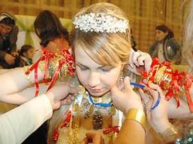 <p><b>BERDEL (BEDEL):</b></p>   Dou ve Gneydou Anadolu;da uygulanan bir evlenme biimidir. Balk sorunu ve ykmlln ortadan kaldran bu tr evlilik; hem kz hem de olu bulunan iki ailenin, karlkl olarak hem kzlarn hem de oullarn birlikte evlendirmeleri suretiyle gerekletirilmektedir.