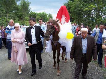 <p><b>TANIIP ANLAARAK EVLENME:</b></p>   Byk kentlerde ve eitim dzeyinin ykseldii evrelerde en yaygn olan evlenme biimidir. Kz ve erkek belli bir sre arkadalk yaparak birbirlerini iyice tandktan sonra gerekletirdikleri evlenme biimidir. Kiiliini bulmu, ekonomik zgrl olan eitim dzeyi yksek genler, bu yolla evlilii tercih etmektedirler.