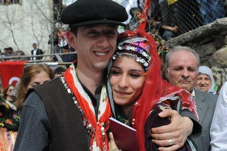 <p><b>HLEL EVLLK:</b></p>   Herhangi bir sosyal gvenlik kuruluundan emekli olan erkeklerin dul olanlarnn, maalarnn ldkten sonra bir yakn tarafndan alnmas iin bavurulan evlilik biimidir. Kat zerinde kalan bir evliliktir. Yurt dnda alan baz vatandalarmz da bu tarz evlilik biimini, bulunduklar lkeden alma izni alabilmek iin yabanc kadnlarla evlenmek biiminde gerekletirmektedirler.