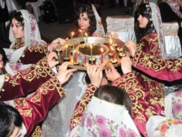 <p><b>OTURAK ALMA EVLLK:</b></p>   ''Erkein kz zorla karmas yannda, kzn bohasn alarak olan evine gidip oturmas durumu vardr ki buna baz yrelerde, ''oturak alma'' denilmektedir. Ktahya, Sivas, Kastamonu illerinde bu evlilik biimlerine rastlanmaktadr.