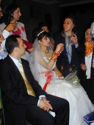 <p><b>TELEVZYON EVLL :</b></p>   Baz televizyon kanallarnca yrtlen reyting amal bir evlenme biimidir. Evlenmek arzusunda olan genler, orta yallar, hatta; genlerin evlenmesinde sz sahibi olan kaynana adaylar, ilgili kanala davet edilerek kapal bir mekanda, aylarla ifade edilebilecek uzun bir sre bir arada tutulmaktadrlar. Bu sre ierisinde birbiriyle anlaabilenlerden, izleyicilerle yaplan anket sonucunda en ok oy alan kz ve erkein evlilik masraf karlanmakta, eitli balar yaplmakta ve ekonomik destek verilmektedir. Ayrca, son zamanlarda evlilie aday insanlar baz televizyon kanallarnda grcye kp program esnasnda tanarak da evlenebiliyorlar.