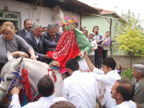 <p><b>OLDU BTT EVLLK:</b></p>   Bir oldu bitti sonucu, kzn erkei kendisiyle evlilie zorlamasyla gerekleir. Kzn, erkein zayf tarafn yakalayp onunla ilikiye girmesi sonucunda gerekletirilmektedir. Erkein, kzn zayf tarafn yakalayp ifal etmesi sonucunda da bu yola bavurulmaktadr.