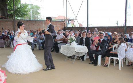 <p><b>FARKLI MEZHEP EVLL:</b></p>   Evliliklerin gerekletirilmesi srasnda karlalan engellerin banda din ve mezhep farkllklar gelmektedir. Buna ramen, birbirini seven baz genler, bu engelleri ap mutlu evlilikler kurabilmektedirler.