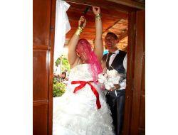 <p><b>YAKIN AKRABA EVLL:</b></p>   Trkiye'de evli iftlerin yaklak te birinin birbirleriyle yakn akraba olduklar ifade edilmekte ve akraba olan elerin yzde 80'inin karde ocuklar olduklar belirtilmektedir. Dou ve Gneydou Anadolu;nun krsal kesimlerinde olduka yaygn olan bu evlenme biiminin sosyo-ekonomik ve psikolojik nedenlere dayal olarak gerekletii bilinmektedir. Mirasn blnmemesi, yakn akraba ve karde ocuklarnn yallk dneminde kayn valide ve kayn pedere daha iyi bakabilecekleri midi vb. sebeplerle bu evlenme biimi tercih edilmektedir.