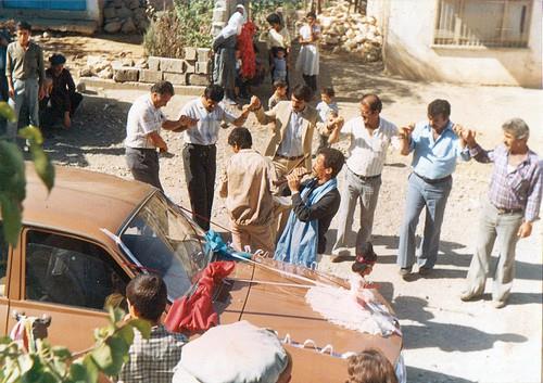 <p><b>PARA KARILII EVLENME:</b></p>   Dou ve Gneydou Anadolu'nun krsal kesimindeki yoksul ve eitimsiz evrelerinde gerekletirilmektedir. lkretim andaki ocuklarn okula gnderilmeyerek veya okuldan alnarak para karlnda evlendirilmesidir. ''ocuk'' denecek yataki kzlarn yal ve zrllere satlmas eklinde gerekletirilmektedir. te yandan, Bat'daki byk kentlere yerlemi, belli bir i dzeni kurmu, Dou kkenli baz zenginlerin, zihinsel ve bedensel zrl ocuklarn, krsal kesimlerden para karl satn aldklar kzlarla evlendirdikleri de grlmektedir.