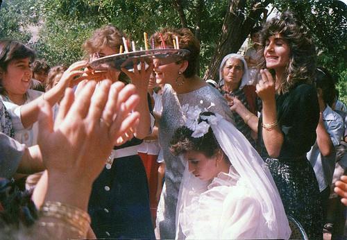 <p><b>BALDIZLA EVLLK:</b></p>   Einin lmnden sonra dul kalan kocann, baldz (einin kz kardei) ile evlenmesidir. ksz kalan ocuklara ''vey anne'' olarak seilen teyzenin daha hogrl davranabilecei dncesi, bu evlenme biiminin tercih edilmesinde etkili olmaktadr. Trkiye'de karlalan evliliklerden biri olan bu tr, Bat Avustralya'da yaayan baz toplumlarda yaygn olarak grlmektedir. Bu evliliin baka bir biimine ''sorarat evlilik'' denilmektedir.