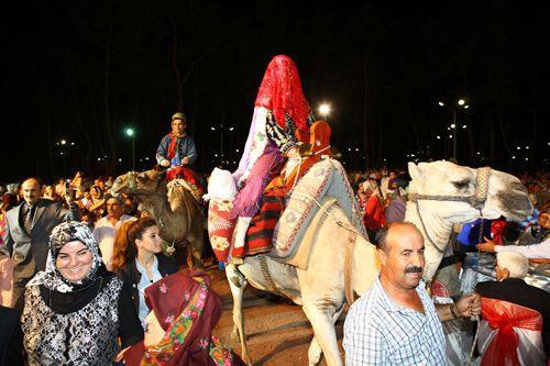 <p><b>LEN KARDEN KARISIYLA EVLENME:</b></p>   Dou ve Gneydou Anadolu'da rastlanan bir evliliktir. Trelerden kaynaklanan bu evlilik biimi, ''Namusu bakalarna kaptrmamak'' gibi bir anlayla gerekletirilmektedir. len kardein kars, bekar olan erkek kardele evlendirilir veya evli olan erkek kardein ikinci ei olmas yoluna gidilir. Erkek kardein olmamas durumunda ise, yeenler veya yakn akrabalardan birisi tercih edilir. Mirasn blnmesi, ksz kalan ocuklarn geleceinden duyulan endieler de bu tarz evliliklere neden olmaktadr.