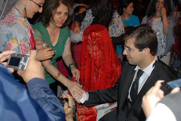 <p><b>DUL EVLL:</b></p>   Karsndan boanm veya kars lm bir erkein, yine kocasndan boanm veya kocas lm bir dul kadnla evlenmesidir. Bazen de evlilik ya gemi olan kzn veya yal bekar erkein, kar cinsle evlendii grlr.