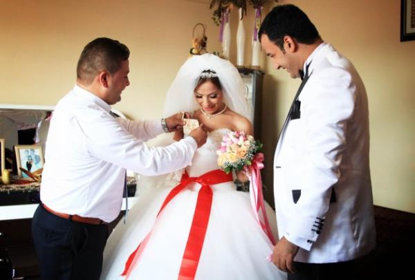 <p><b>KUMA:</b></p>   Cumhuriyetten nce, kars ksr olan veya erkek ocuk douramayan erkek, yeniden evlenirdi. Gnmzde byk kentlerde giderek kaybolan bu adet, Dou ve Gneydou blgelerimizin krsal kesimlerinde hala devam etmektedir. Bu gibi evlenmelerde ilk kadn, sonradan gelenin yannda ikinci plana der.