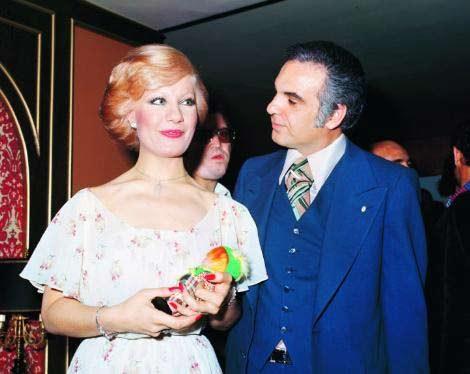 Emel Sayn henz 21 yandayken smet Kasapolu ile evlendi.