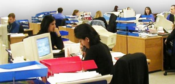 <p><b>Derece stunundaki rakamlar ne ie yaryor?</b></p>  Derece stunu bo olan kontenjanlar 399 sayl KHK'ya tabi KT szlemeli personeldir. Derece stununda yer alan 5-13 aras rakamlar ise, o kadronun, 657 sayl Devlet Memurlar Kanunu'na tabi olarak alan memurluk kadrosu olduunu gstermektedir.