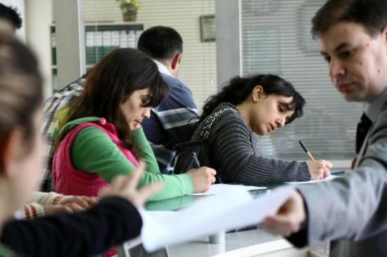 <p><b>KT szlemeli pozisyonlar gvenceli midir?</b></p>  Tercih klavuzunda yer alan KT szlemeli pozisyonlar, dier szlemeli grevler gibi gvencesiz deildir. Bu pozisyonlar en az memurluk kadar gvencelidir. Memurluktan farkl olarak ilk atanan szlemeli personel ile 6 aylk bir szleme yaplmaktadr. Sonrasnda szlemeler yllk olarak yaplyor. Ama szlemenin feshi veya devam ettirilmemesi ok ar durumlara balanmtr.