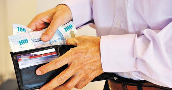 <p><b>Derece saylar maa etkiler mi?</b></p>  En dk derece 15 ve en yksek derece ise 1'inci derecedir. Yani derece rakam kldke aslnda daha st bir derece ifade edilir.  Ancak, memuriyete ilk girite derecenin ka olduunun nemi yoktur. rnein, klavuzda 5'inci dereceli kadroya atanan bir mhendis ile 8'inci derece bir kadroya atanan bir mhendis de memuriyete ilk girite tabloda belirttiimiz net maa alacaktr. <p>Adaylar derecelerin niye farkl olduunu da irdelemektedir. Ancak bu ok teknik ve kark bir konu olduu iin memuriyete ilk girite maa asndan derecelerin bir neminin olmadnn bilinmesi yeterlidir.</p>