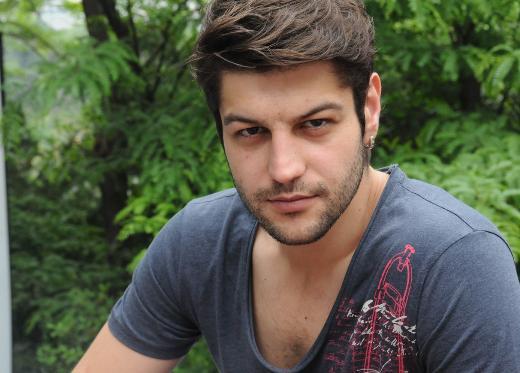 <p><b>SERHAT TEOMAN</b></p>  Byk usta Nejat Uygur'u kaybettik... Huzur iinde uyusun. Mekan cennet olsun.