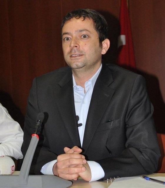 <p><b>RFAN DERMENC</b></p>   Trkiye'nin arlo'su Nejat Uygur,yllar boyunca gldrdn insanlar kadar rahat uyu:(