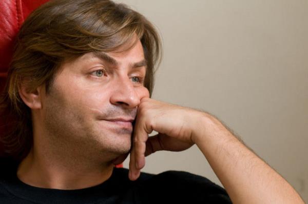 <p><b>ARMAAN ALAYAN</b></p>   imdi ok zc bir haber aldm maalesef. Nejat Uygur vefat etmi. Yatt yer Nur olsun