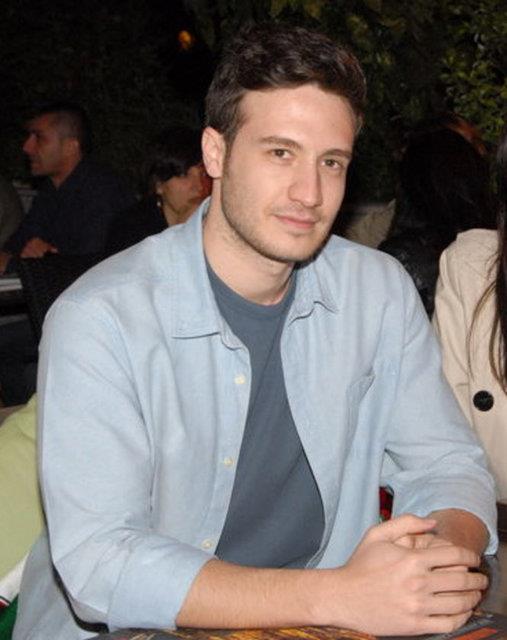 <p><b>BURAK SAYAAR</b></p>   Nejat Uygur, Allah rahmet elesin. Yaknlarna ve sevenlerine sabr versin. Mekan Cennet olsun..