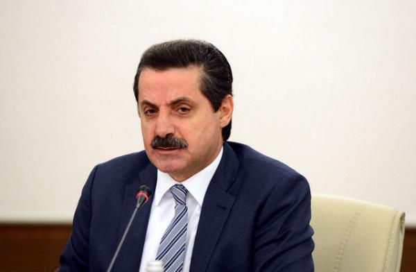 <p><b>ALIMA VE SOSYAL GVENLK BAKANI FARUK ELK</b></p>   Tiyatromuzun glen-gldren yz Nejat UYGUR'a Allah'tan rahmet, ailesine sabrlar diliyorum...