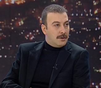 <p><b>HAKAN YILMAZ</b></p>  Nejat Uygur'u kaybetmiiz Allah rahmet eylesin.